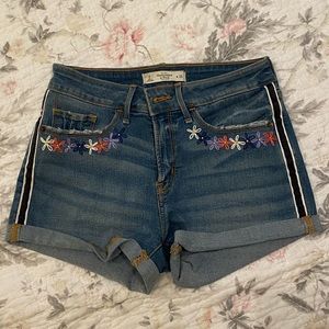 🌷🌷 Abercrombie Embroidered Shorts 🌷🌷